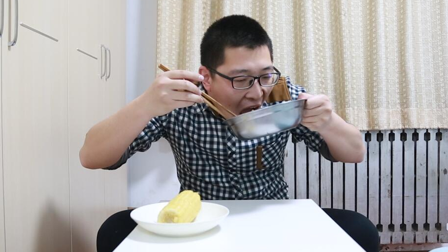 爱吃油麦菜的一定收藏了!小伙这样做,能连吃三大碗!